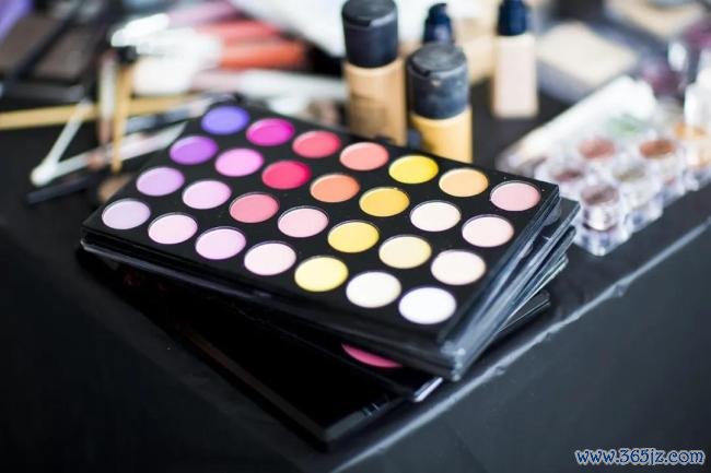 化妆品专柜正在从商场一楼消失？化妆品没人买了吗？