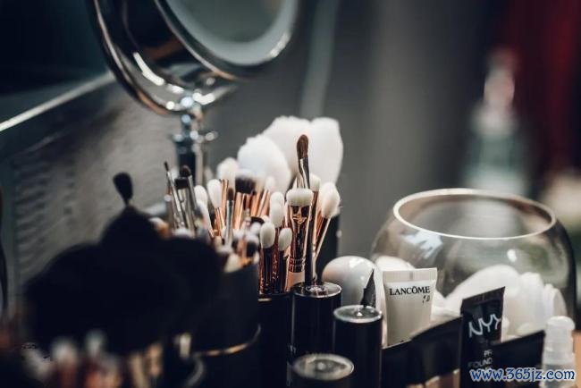 化妆品专柜正在从商场一楼消失？化妆品没人买了吗？